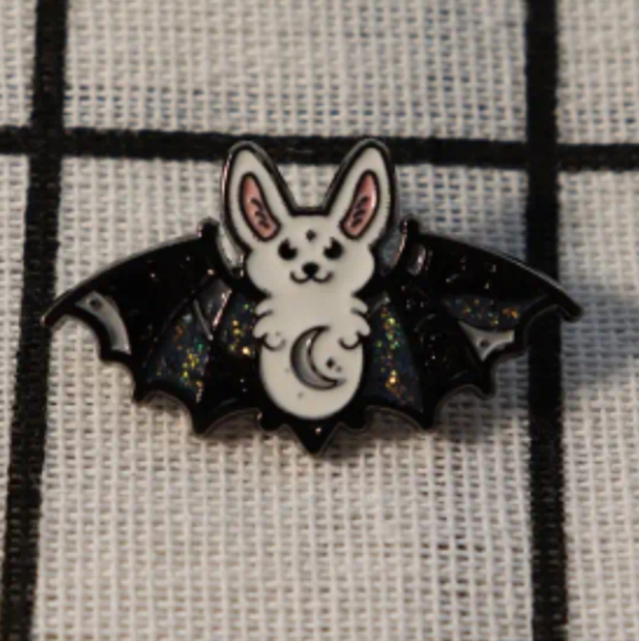 6/$25 NWOT Charming Bat Enamel Pin with Black and Green Details - Picture 4 of 4